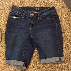 Mid rise size 6 Jean shorts